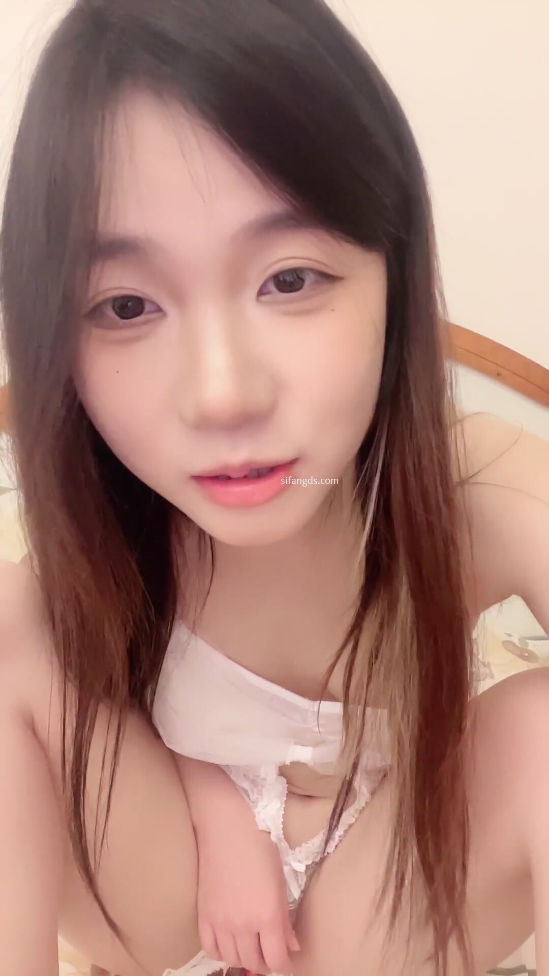 【女大貓貓在校】最新美術系女學生白虎，被廢物男友玩了好久才搞一炮，上下皆粉，水多叫聲大，刺激！(2)
