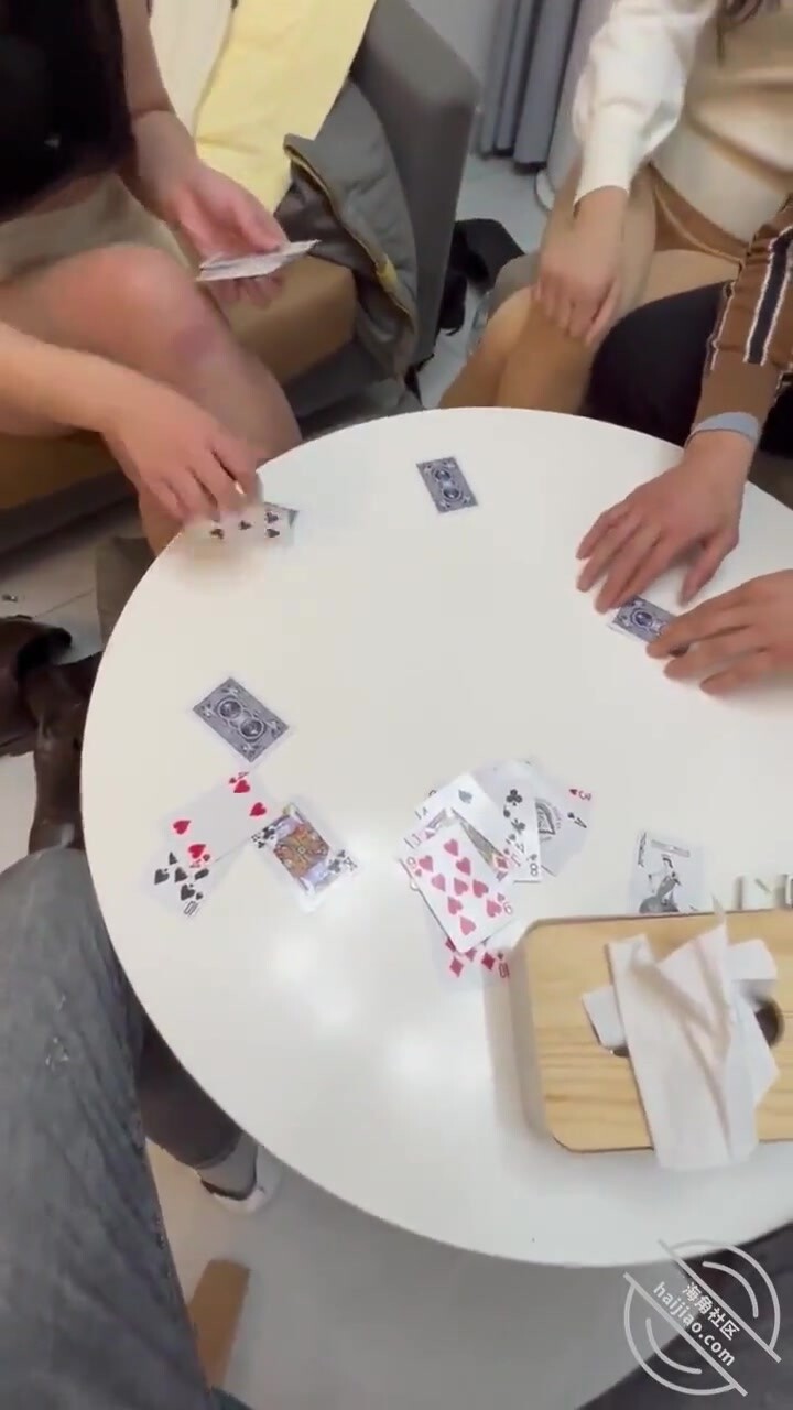 【寢取NTR】綠帽癖大神無水印鑽石貼，一小時原創記錄，精彩換妻聚會淫亂的脫衣服遊戲讓兩女穿上絲襪共侍一夫