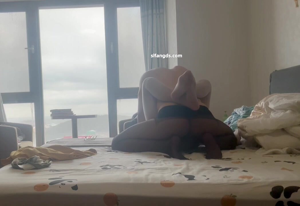 【十二釵】最新絲襪小情侶最新付費啪啪影片 微露臉，還長的挺漂亮，居家性愛，小少婦很不錯 (2)