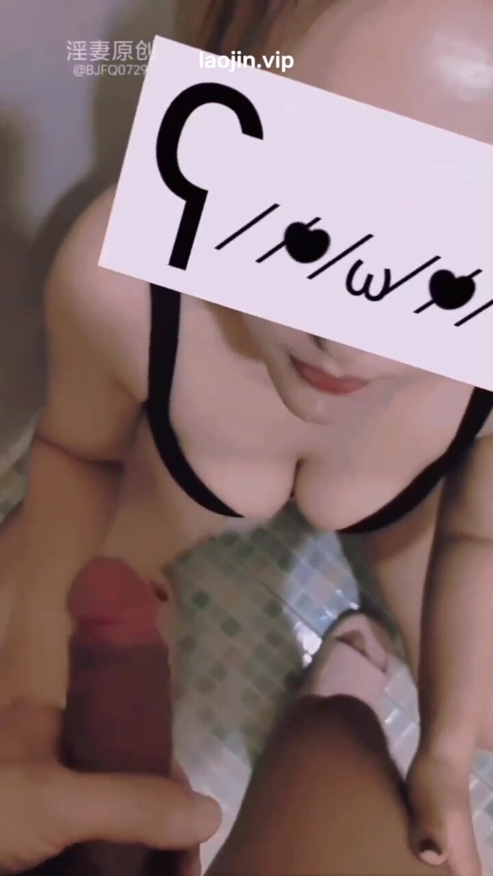 【北京夫妻】綠帽90後淫妻最新福利，極品白富美小少婦，微露臉，身材很棒很騷！(1)