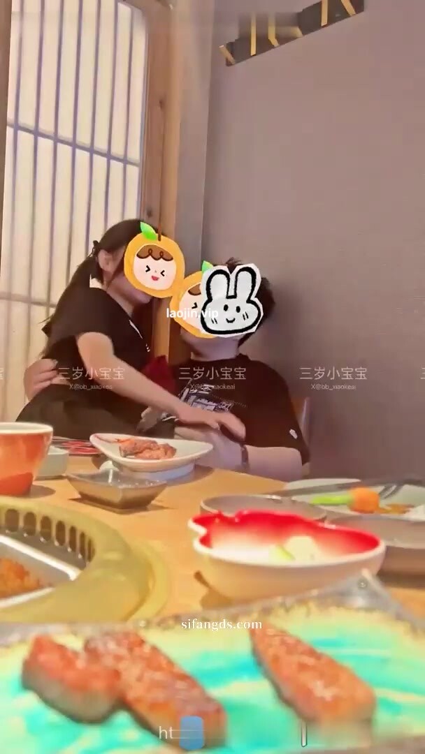 【三歲小寶寶】最新頂級綠帽博主餐廳做愛，好大的一個包間吃飯，不操就浪費了，還有一場酒店露臉做愛 (2)