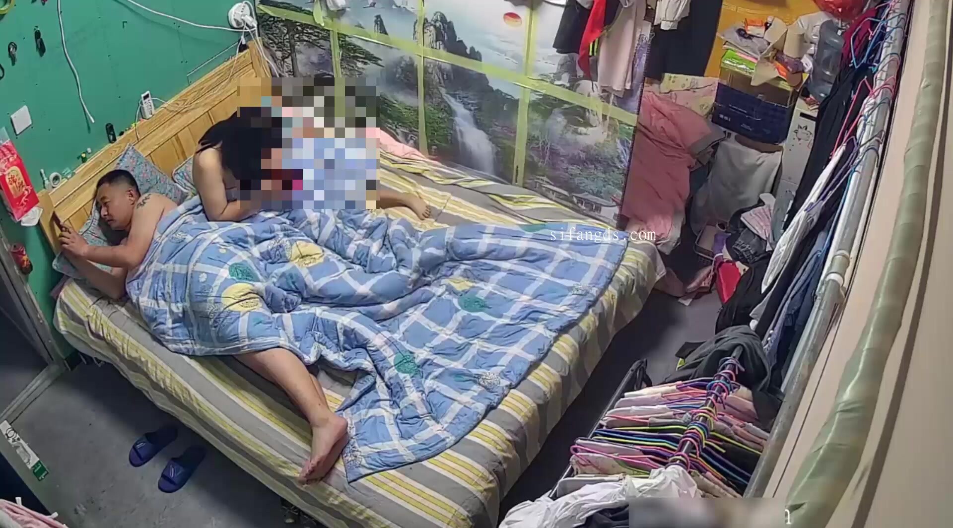 四月流出家庭臺攝像頭偷拍性慾很強的夫妻女兒還沒睡著就迫不及待開乾爽完再說