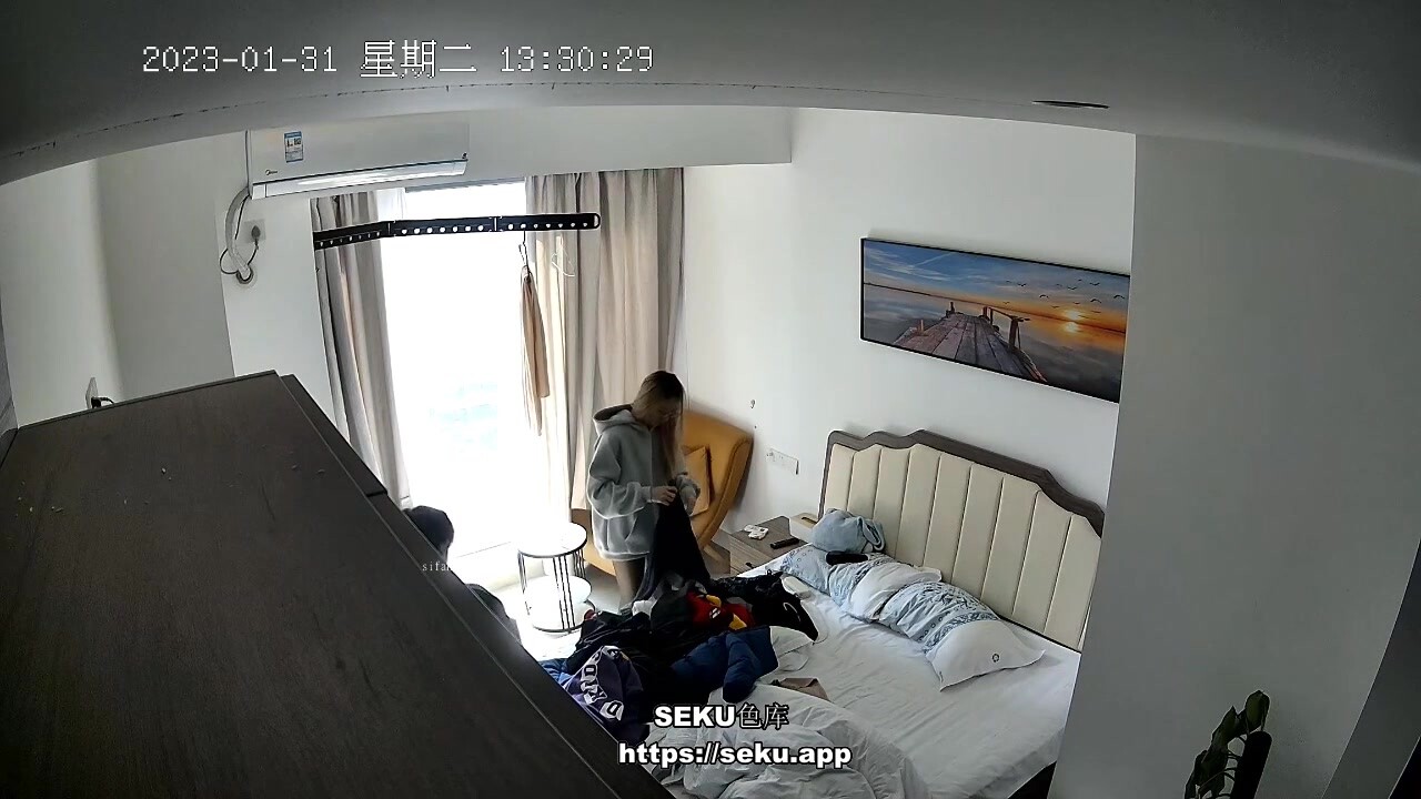 最新酒店偷拍，意外偷拍到兩對【女同性戀情侶】如何造愛，黑絲美腿青春小姐姐顏值很高 她的假小子短髮男友也是眉清目秀的