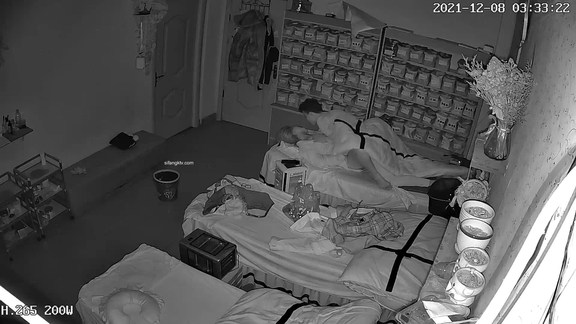 美容美體會館攝像頭破解真實偸拍，離異老闆娘住在店裡與新交的男友天天造愛，飯可以不吃炮一定得打 (1)
