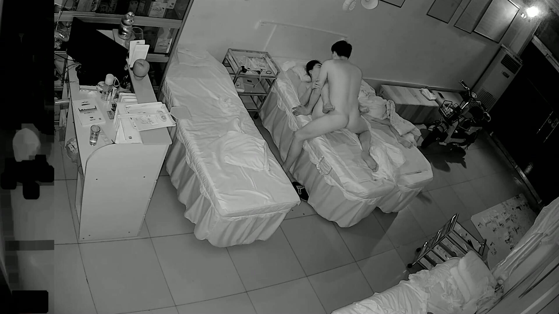 美容院攝像頭偷拍夫妻趁女兒熟睡時啪啪