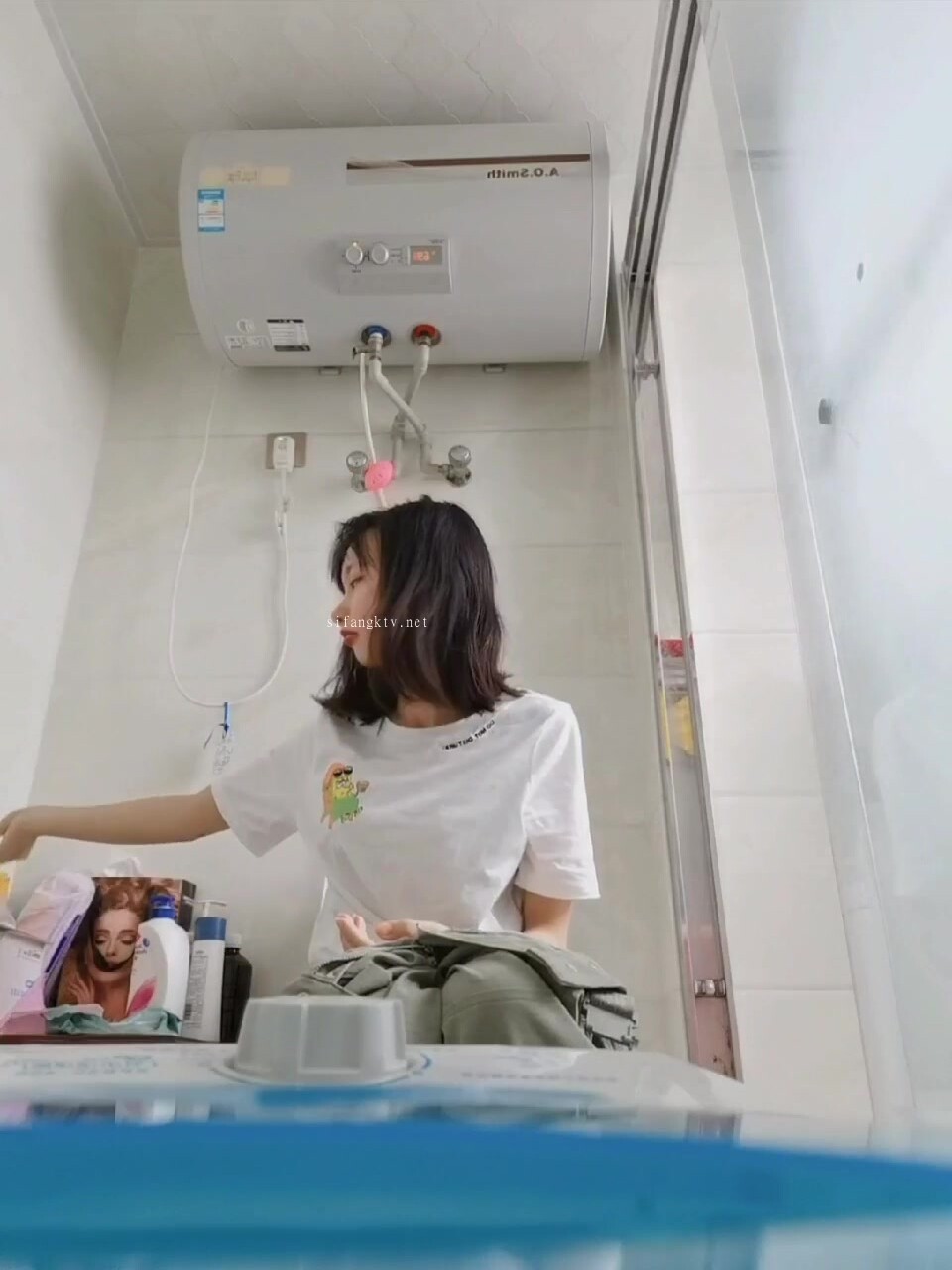 邪惡的房東浴室暗藏攝像頭偷拍美女租客噓噓