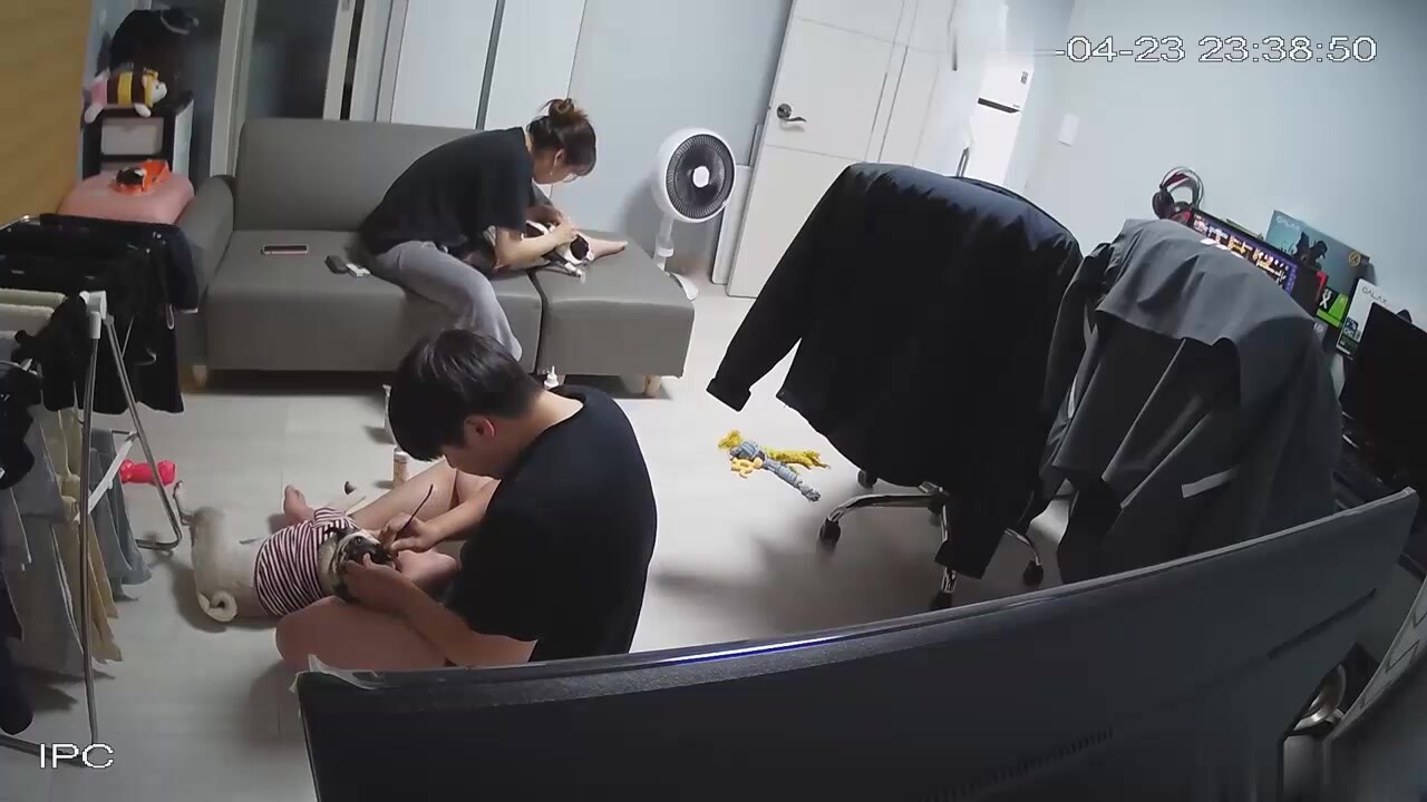 駭客破解家庭攝像頭偷拍小哥和媳婦的日常性愛意外拍到媳婦不在家和金髮小姨子在地板做愛