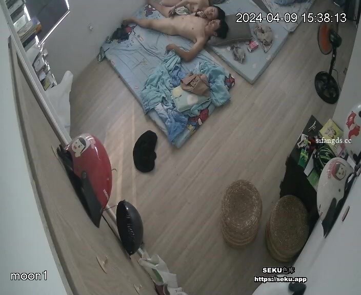 駭客破解家庭攝像頭偷拍老公中午回家性飢渴媳婦迫不及待掏出老公雞巴幹一炮一個多小時 (2)