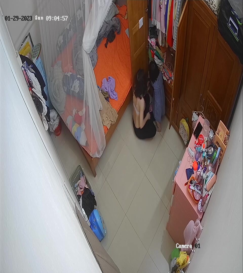 駭客破解家庭網路攝像頭偷拍兩個家庭私密生活大叔好福氣娶了個年輕貌美的媳婦 (2)