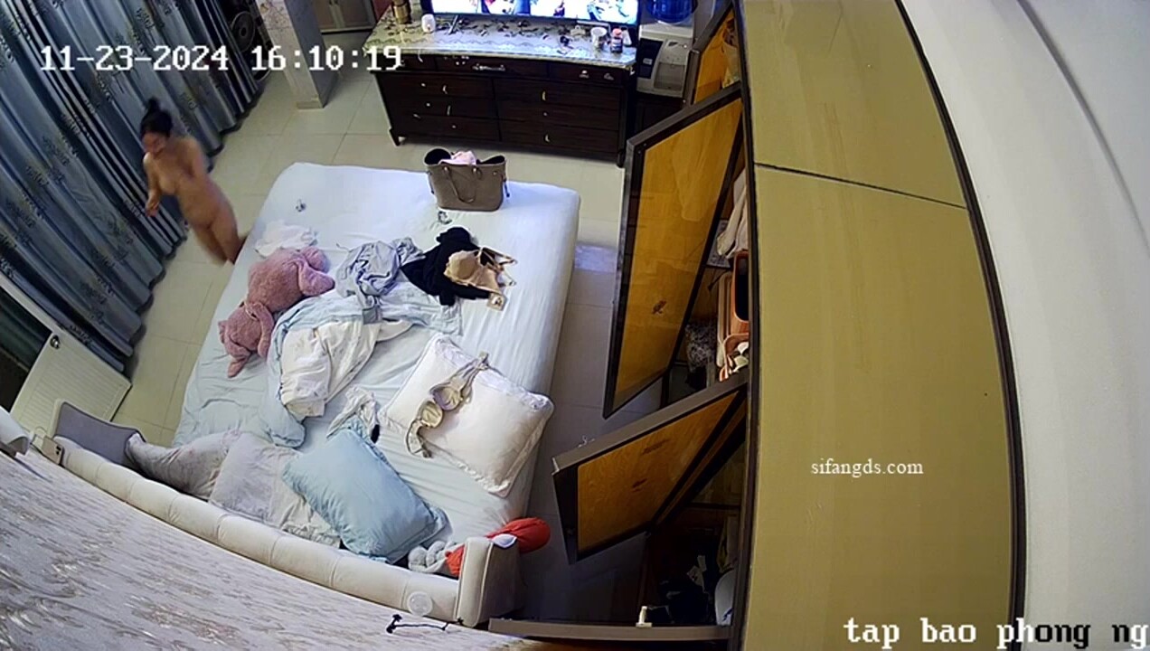 駭客破解家庭網路攝像頭偷拍光頭佬和媳婦的日常性生活喜歡躺著讓媳婦口活