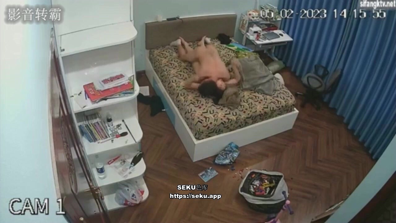 駭客破解家庭網路攝像頭偷拍年輕夫妻熱身渾身慾火終於等到兒子去上學了關上房門好好幹一場~1