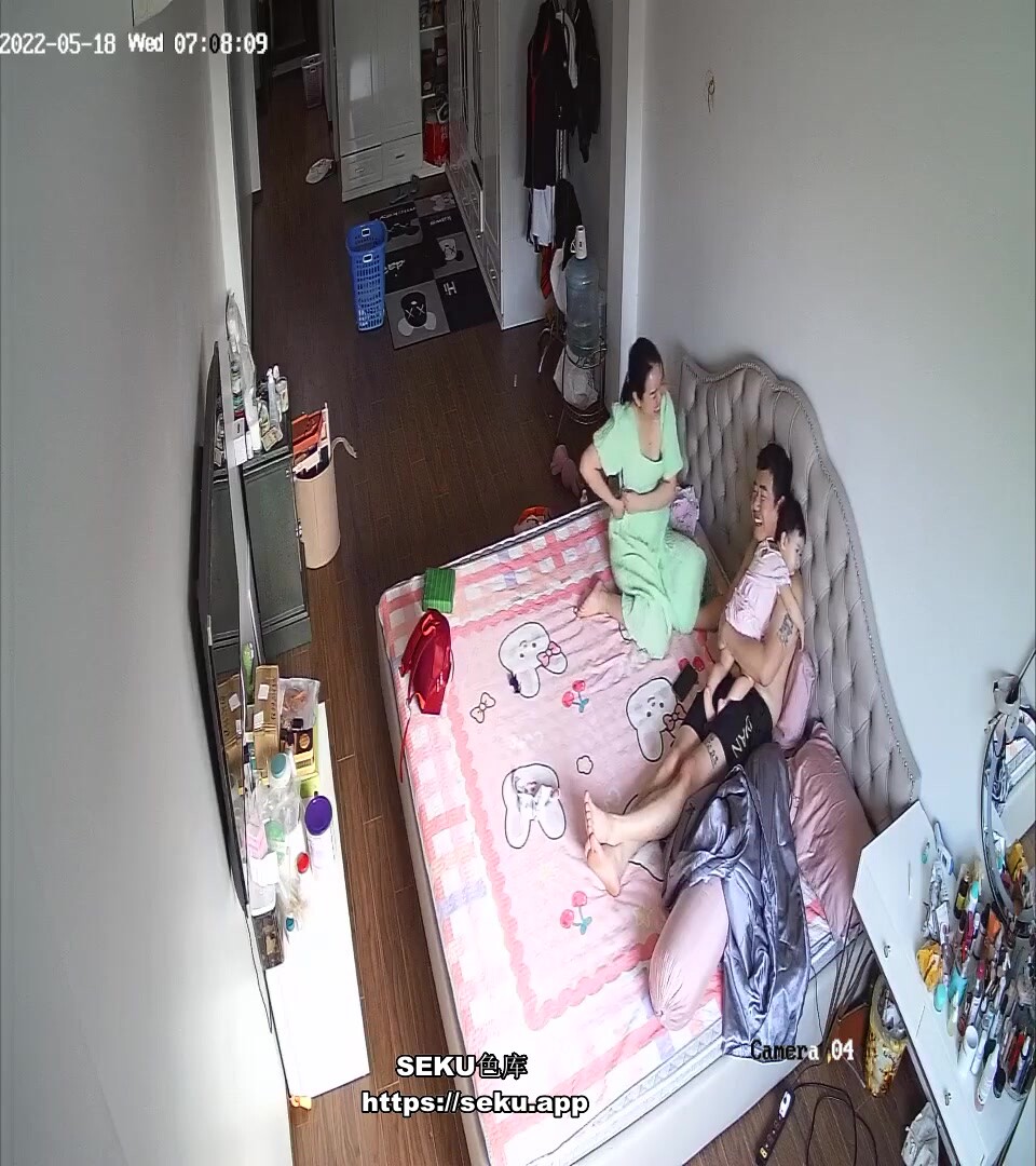駭客破解家庭網路攝像頭高顏值少婦被朋友認出曝光生活照 偷拍記錄婚後幸福的性生活~1