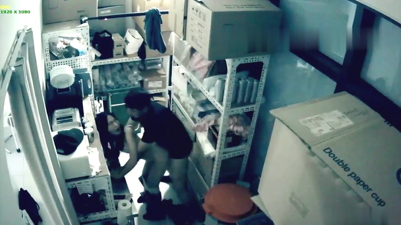 駭客破解某酒吧攝像頭偷拍老闆和兼職美女員工打佯在前臺挑情躲進裡面的庫房啪啪