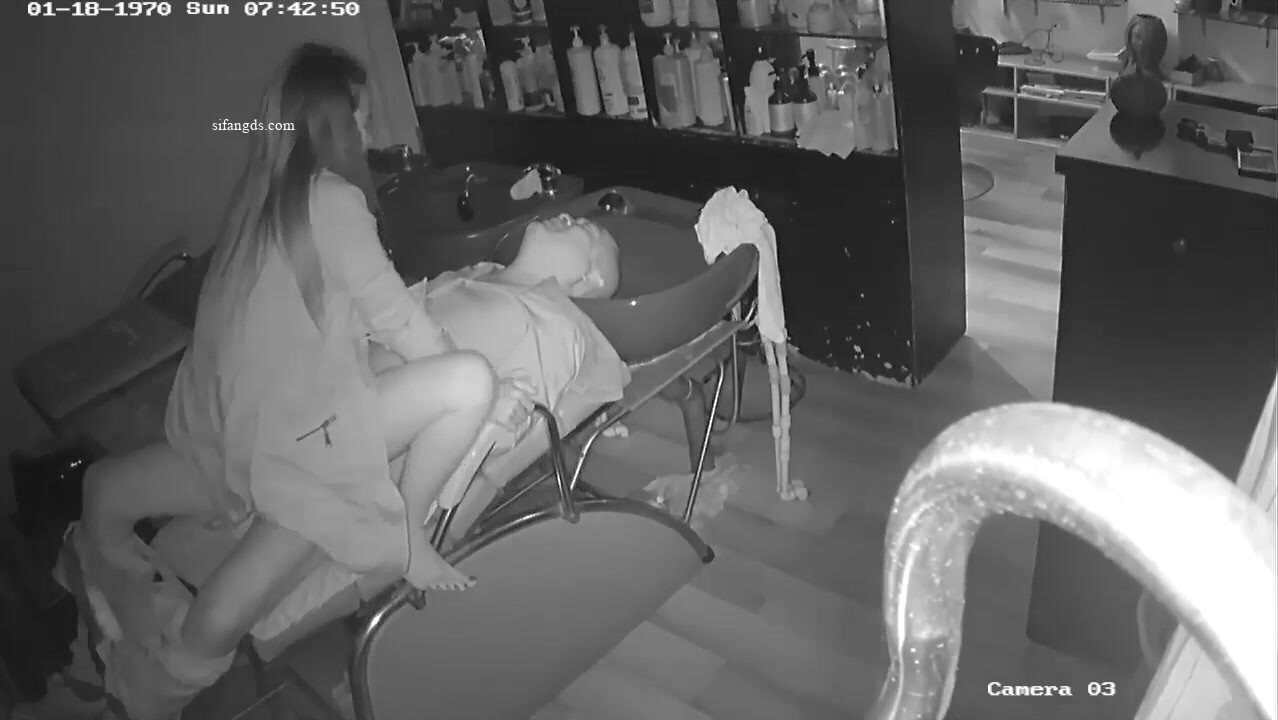 駭客破解理髮店監控偷拍少婦老闆娘給光頭佬洗頭吹簫直接坐上雞巴給他洩火