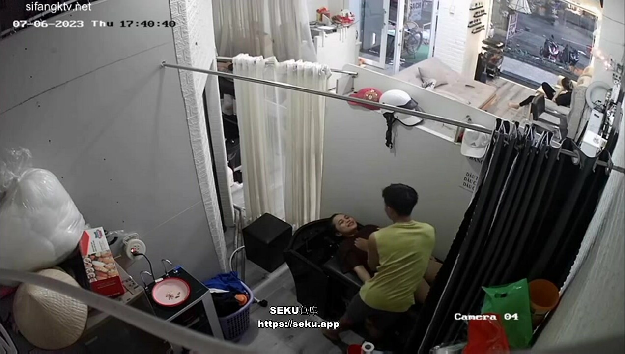 駭客破解監控偷拍欲姐少婦去有特殊服務的髮廊洗頭被小鮮肉掐著脖子摳逼舔穴高潮捂住嘴巴不敢叫出呻吟~1