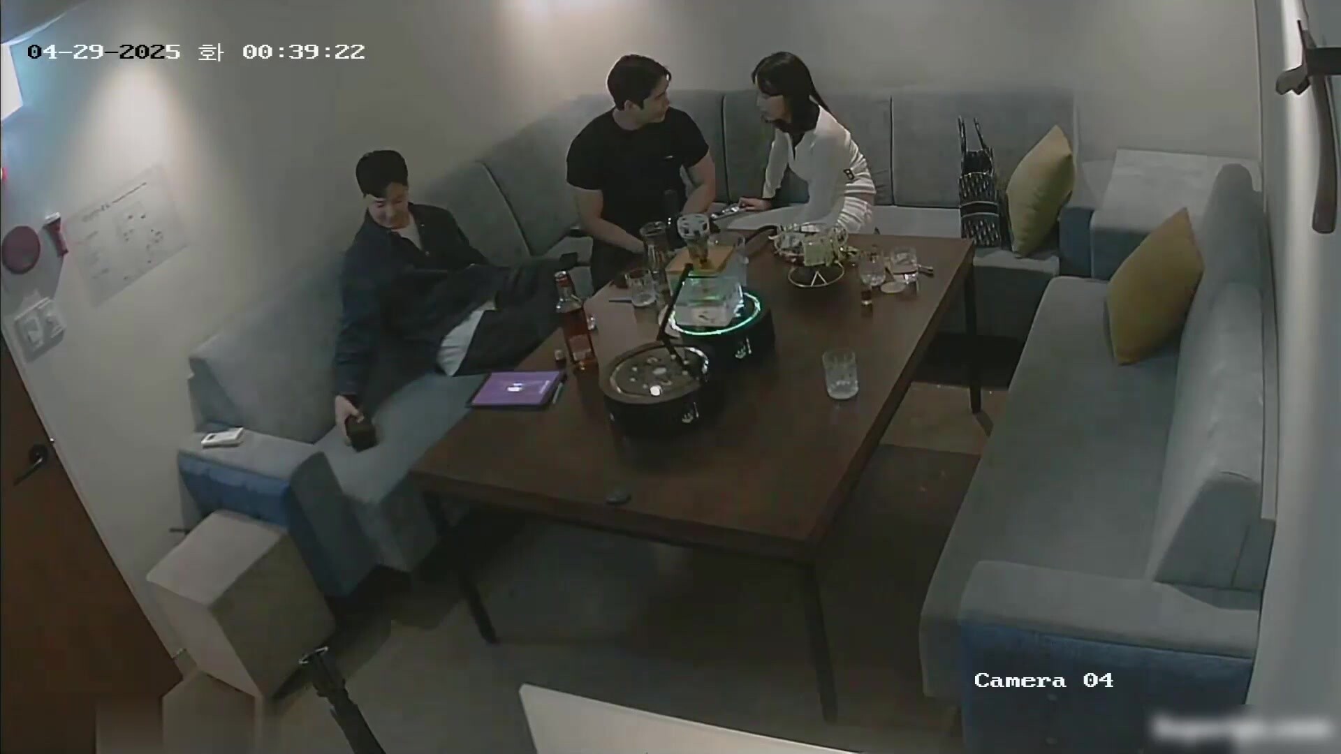 駭客破解酒吧包房攝像頭偷拍❤️紅內褲帥哥灌醉女同事朋友走後和她直接在沙發上開幹