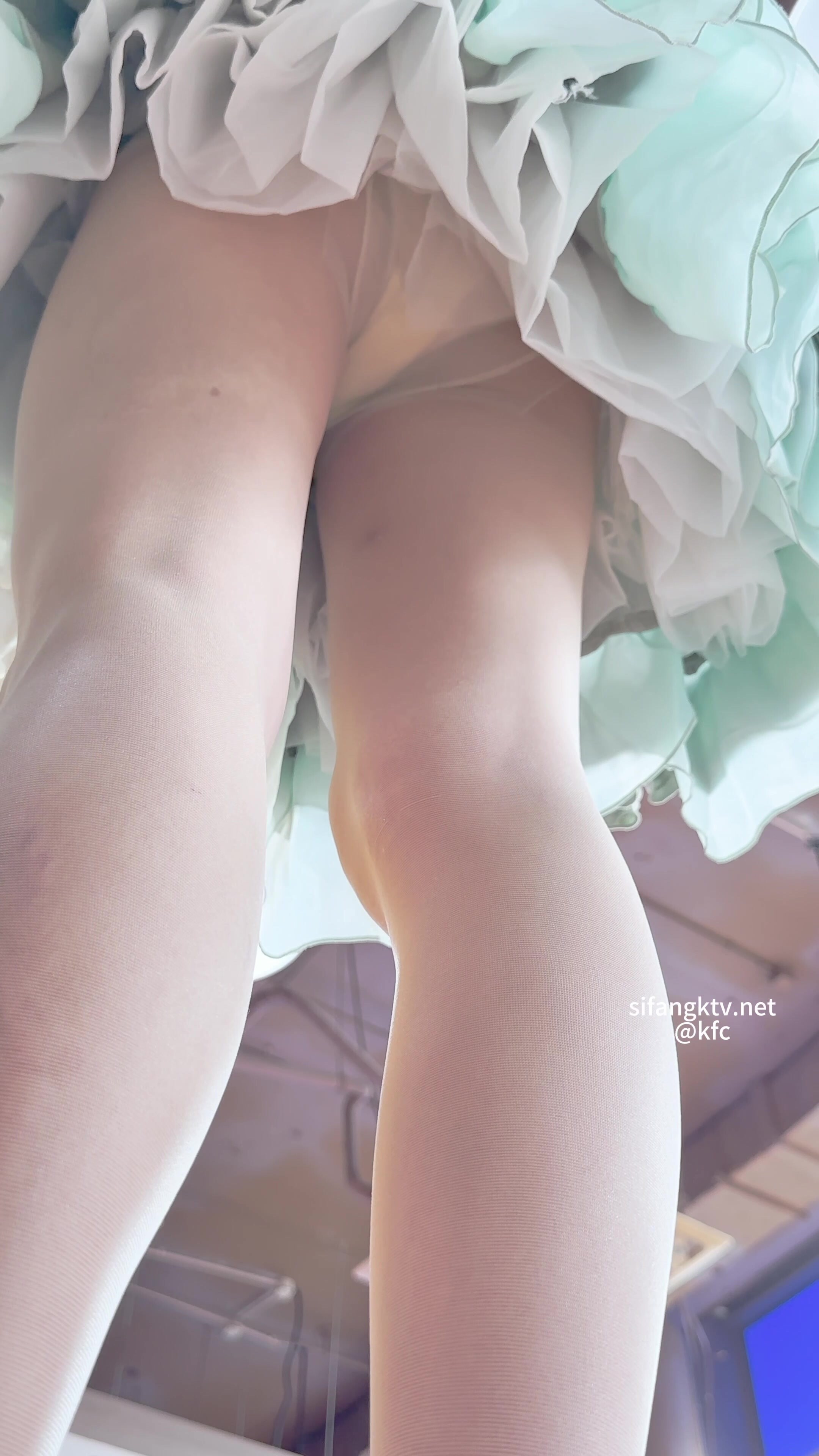 【KFC】極品美女跟著攝影師拍照公主裙白色絲襪透明內內 嫩穴可