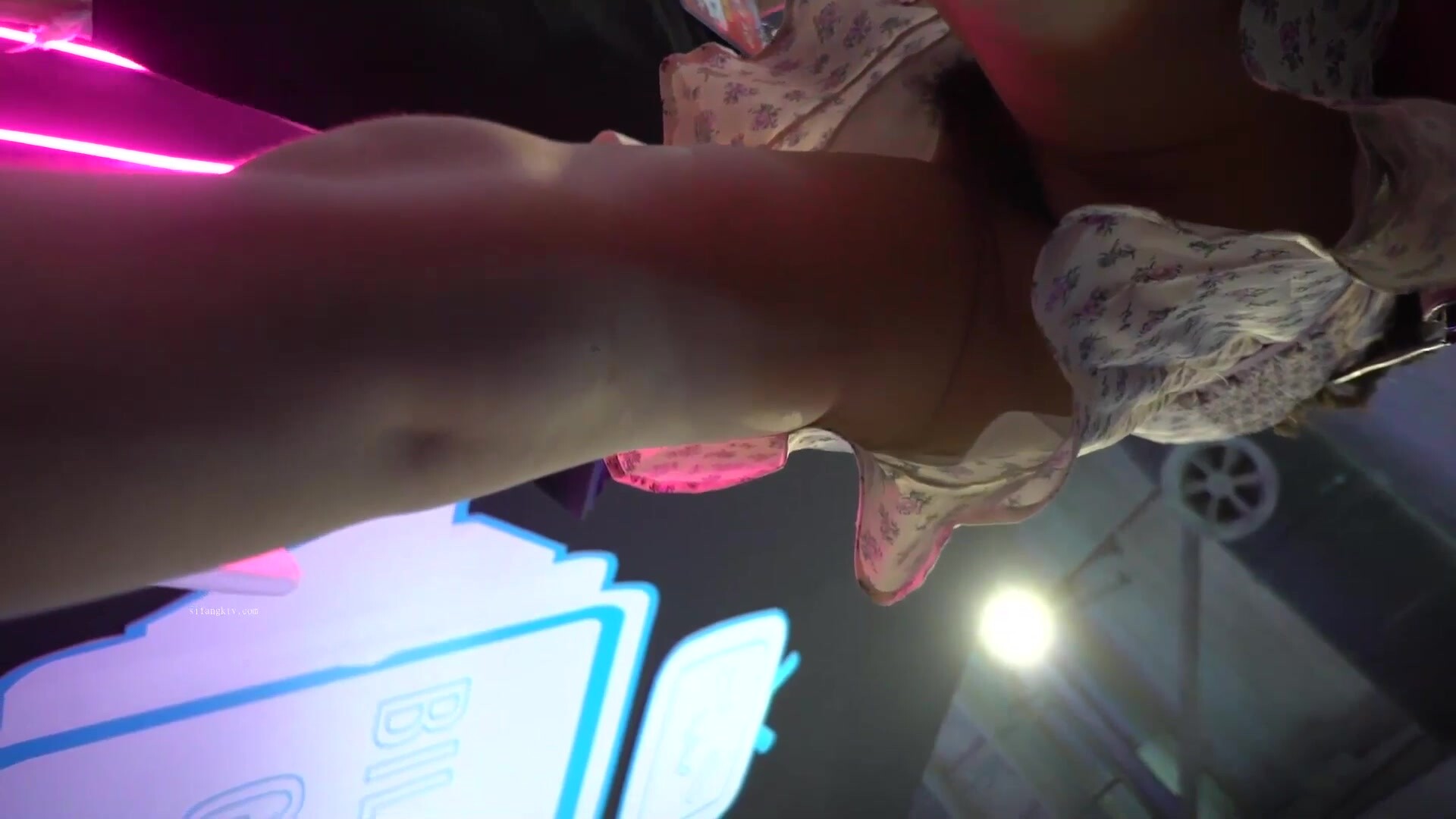 會展現場一路跟蹤抄底不穿內褲的美女多毛大肥B盡情的展示