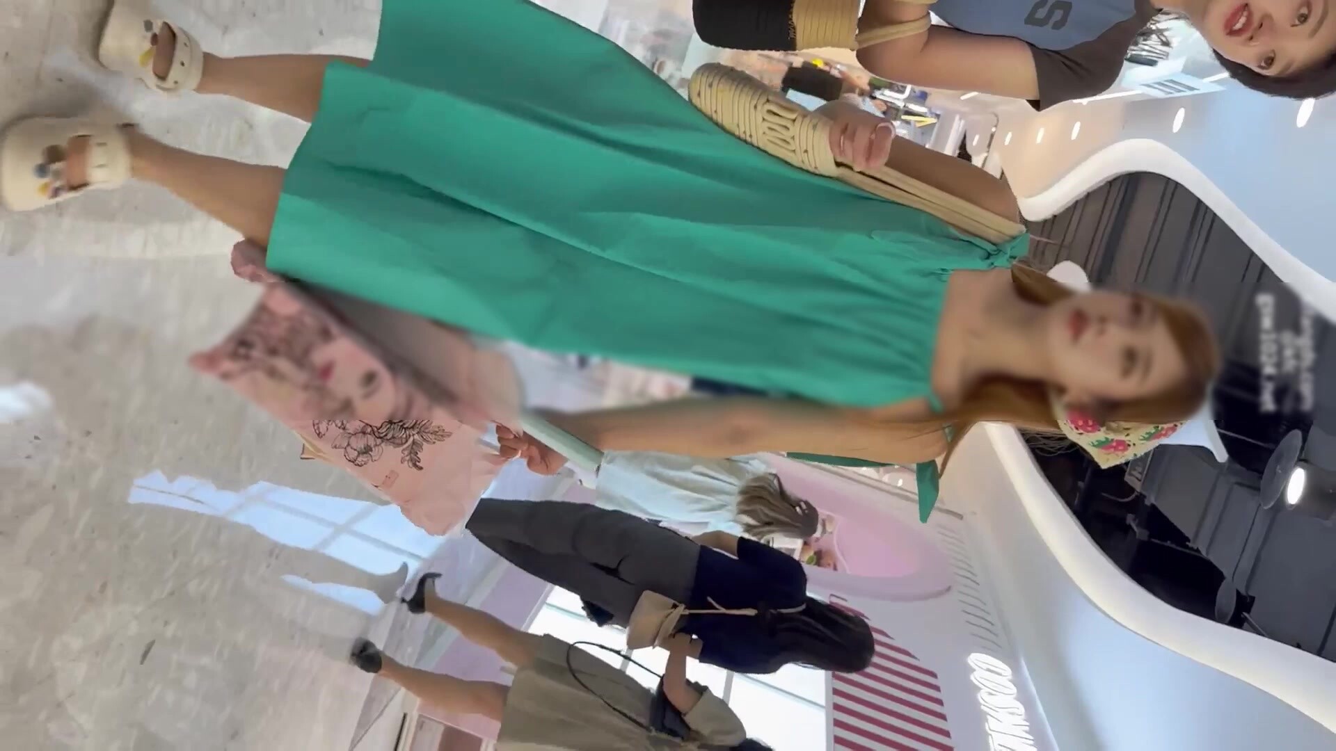 大神KFC年度精品吊帶長裙美女和閨蜜吃小吃不穿安全褲並且連胸罩都不穿上下通透粉色的內內加上粉色的乳頭性感至極