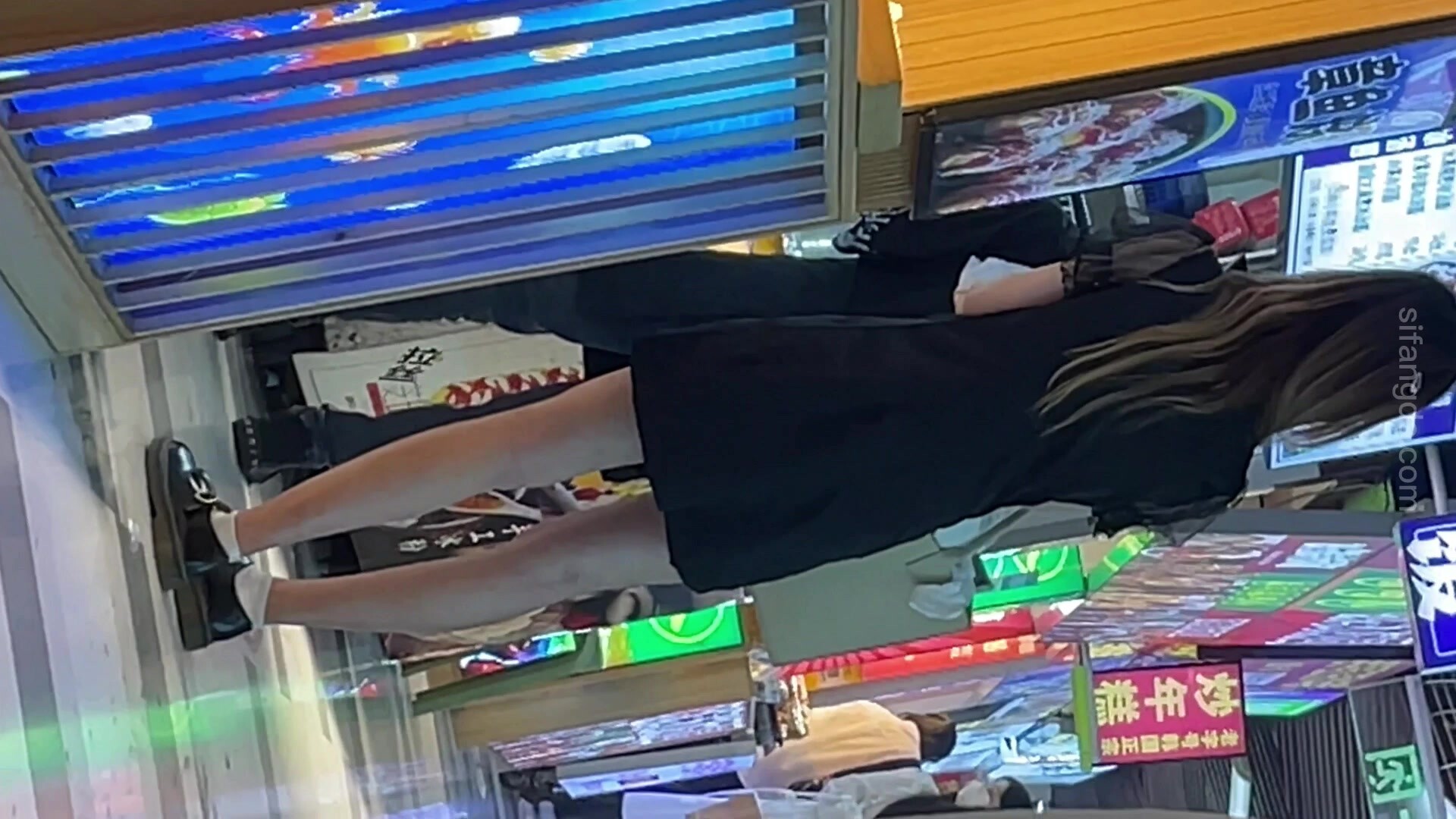 大神小食街尾隨偷拍可愛小姐姐不穿內褲買章魚燒CD下面黑森林