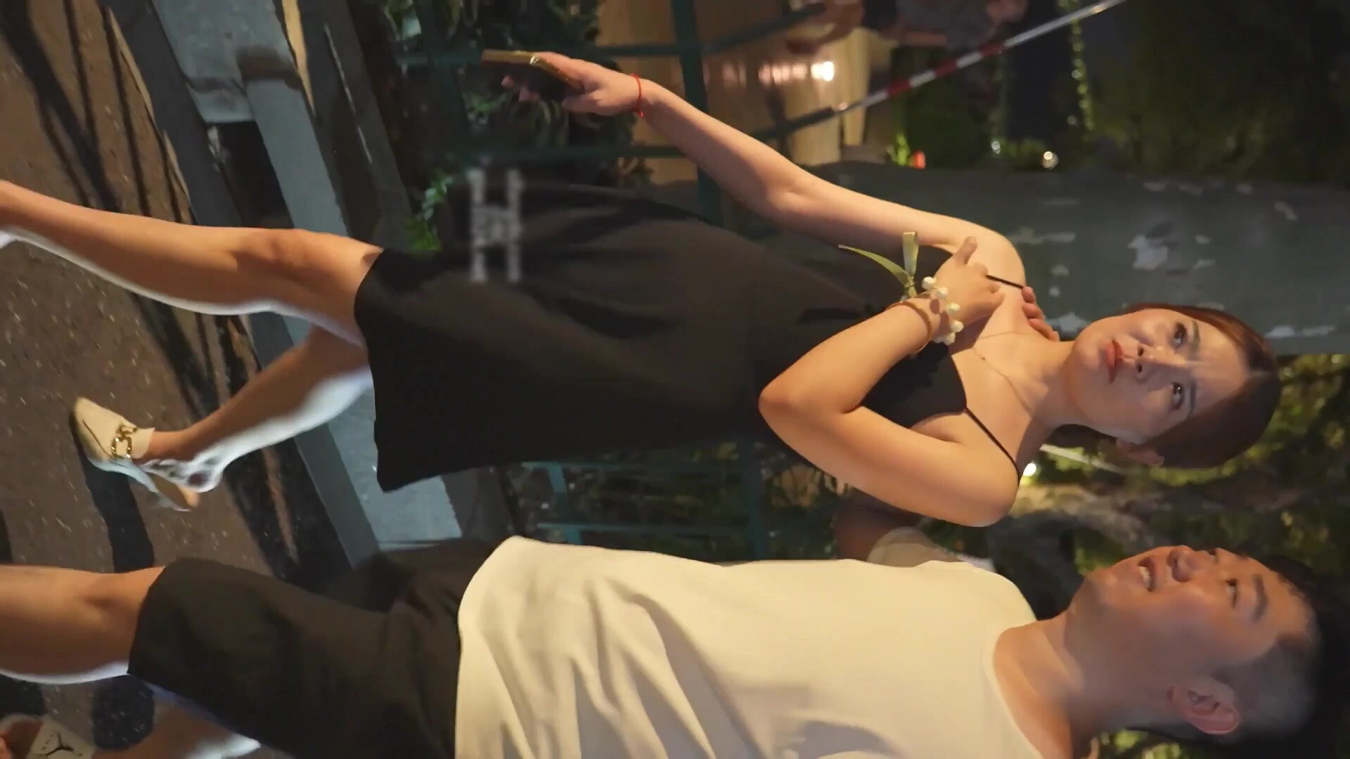 大神尾隨偷拍高跟鞋騷貨美女穿著開襠情趣內褲逛街陰唇露出毛超多