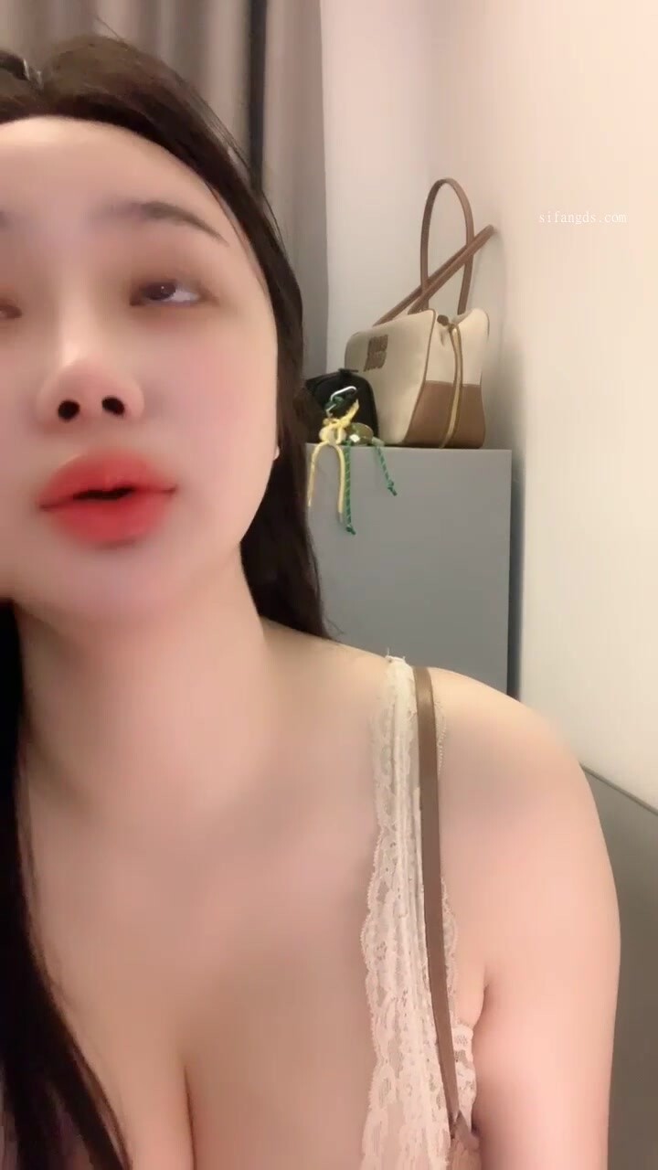 【純子】最新流出,九頭身最美女神,天然巨乳網美美若天仙,梨形身材,全裸摳逼(2V) (1)