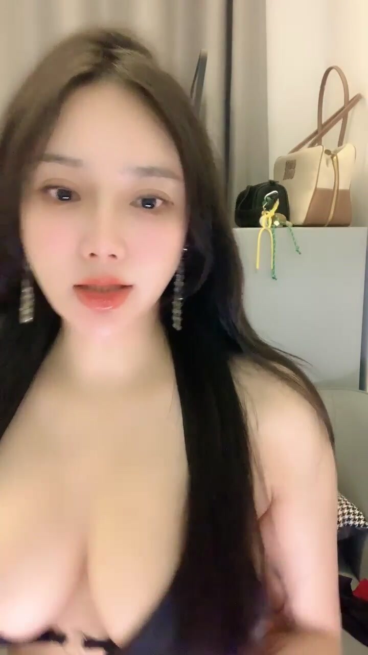 【純子】最新流出,九頭身最美女神,天然巨乳網美美若天仙,梨形身材,全裸摳逼(2V) (2)