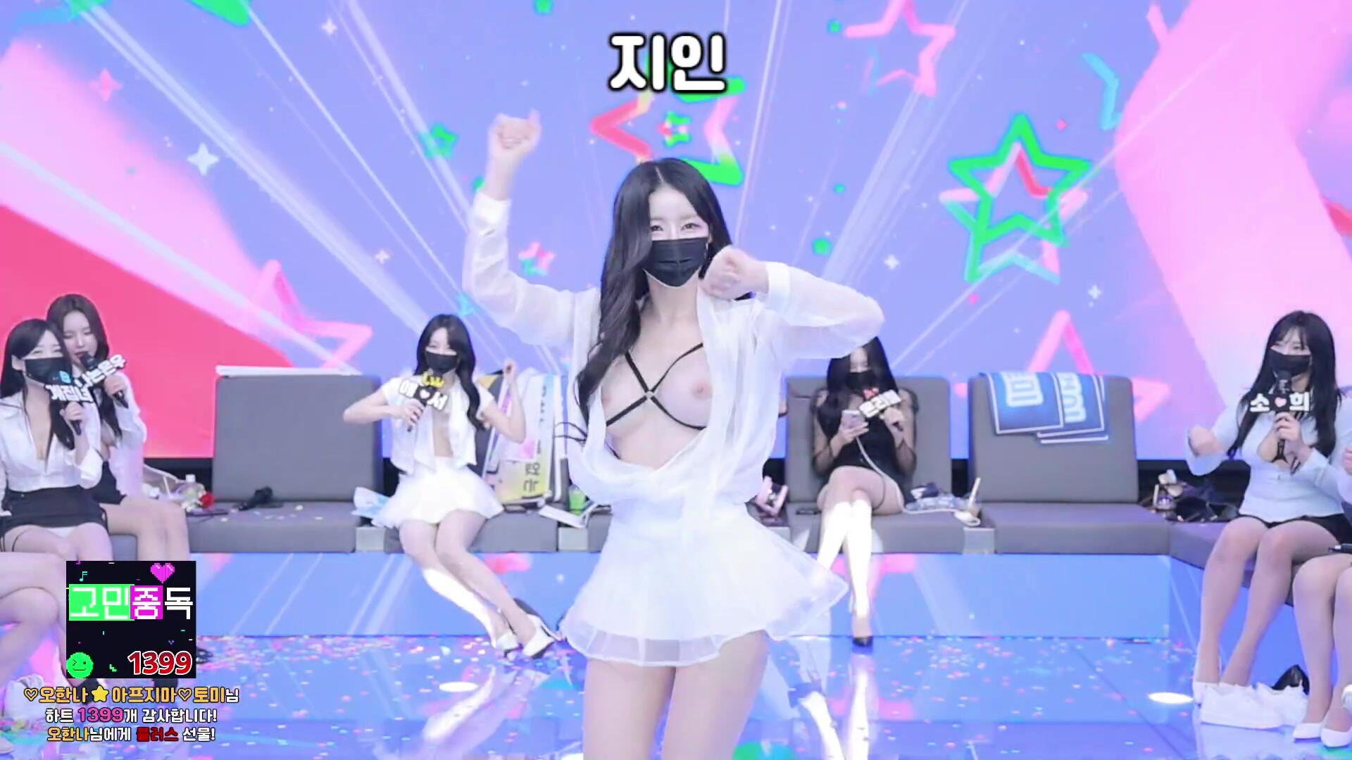 【莎莎】高顏值姐妹花車模帶閨蜜和榜一大哥3P深入交流，兩個大長腿輪流坐屌，騷話連連，後入打樁邊幹邊噴② (1)