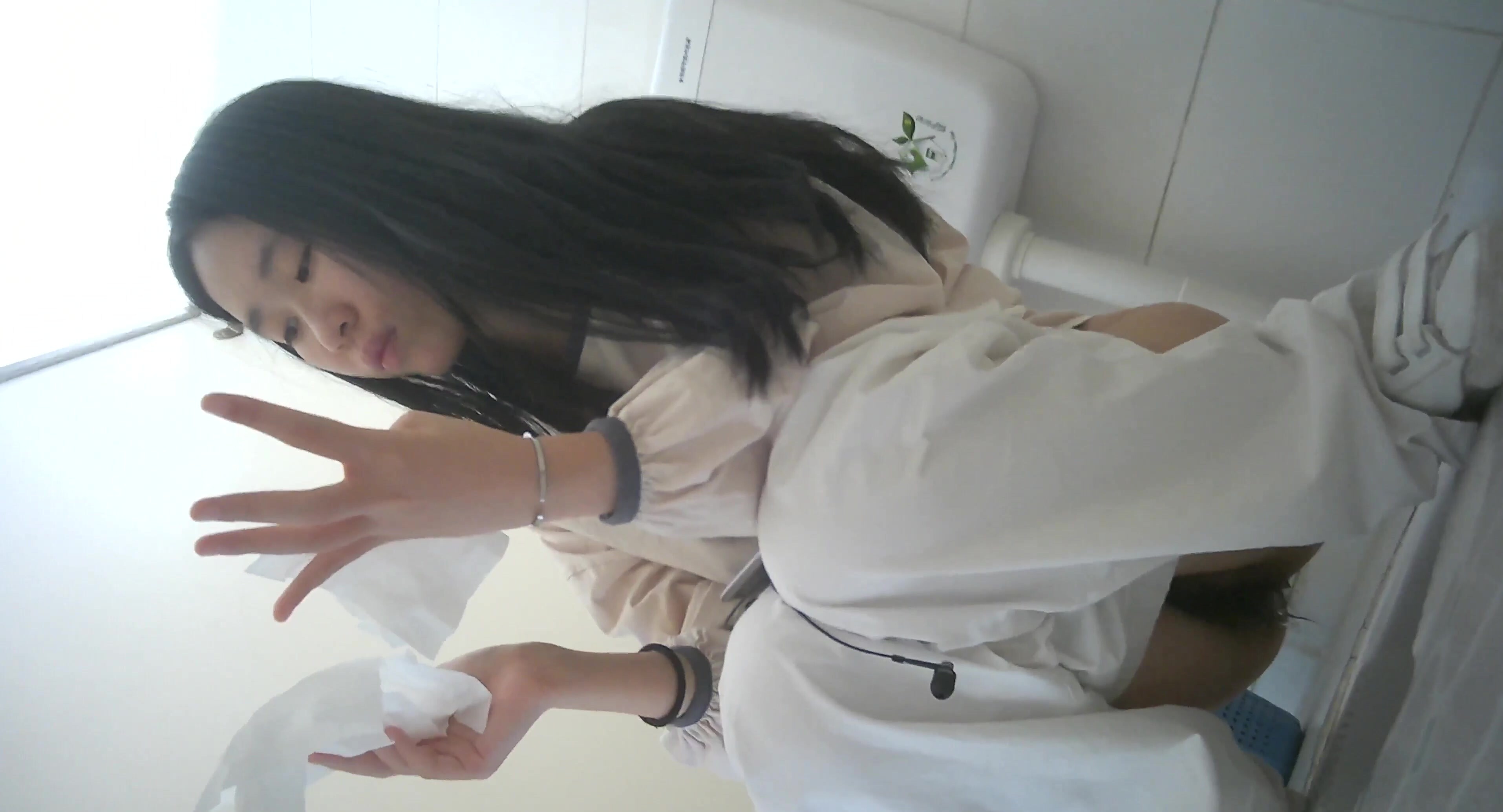 在電子廠工作的小姐姐這是多久沒有遇到男人了飢渴成這樣