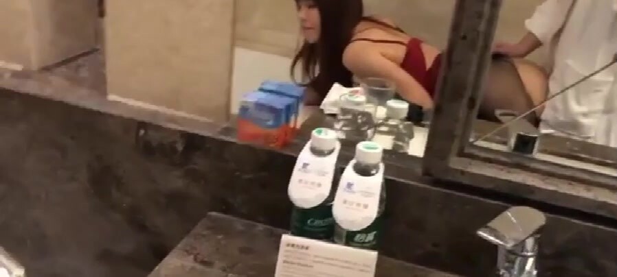 大神酒店露臉調教騷妻各種玩法一起上一邊灌腸一邊操