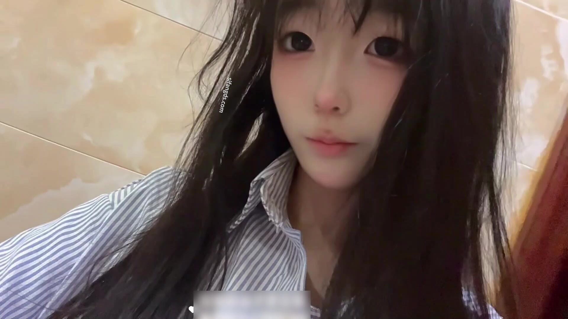 新流推特清純小可愛【鱷魚、呆痛繃】重金定製，身材完美勻稱，難得露臉沐浴