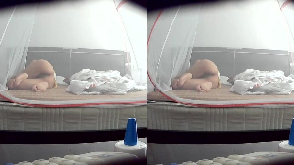 《稀缺資源㊙️魔手外購》 年度精選二駭客破解家庭攝像頭真實偸拍五花八門的居家隱私生活裸奔換衣打P高畫質無水原檔  (1)