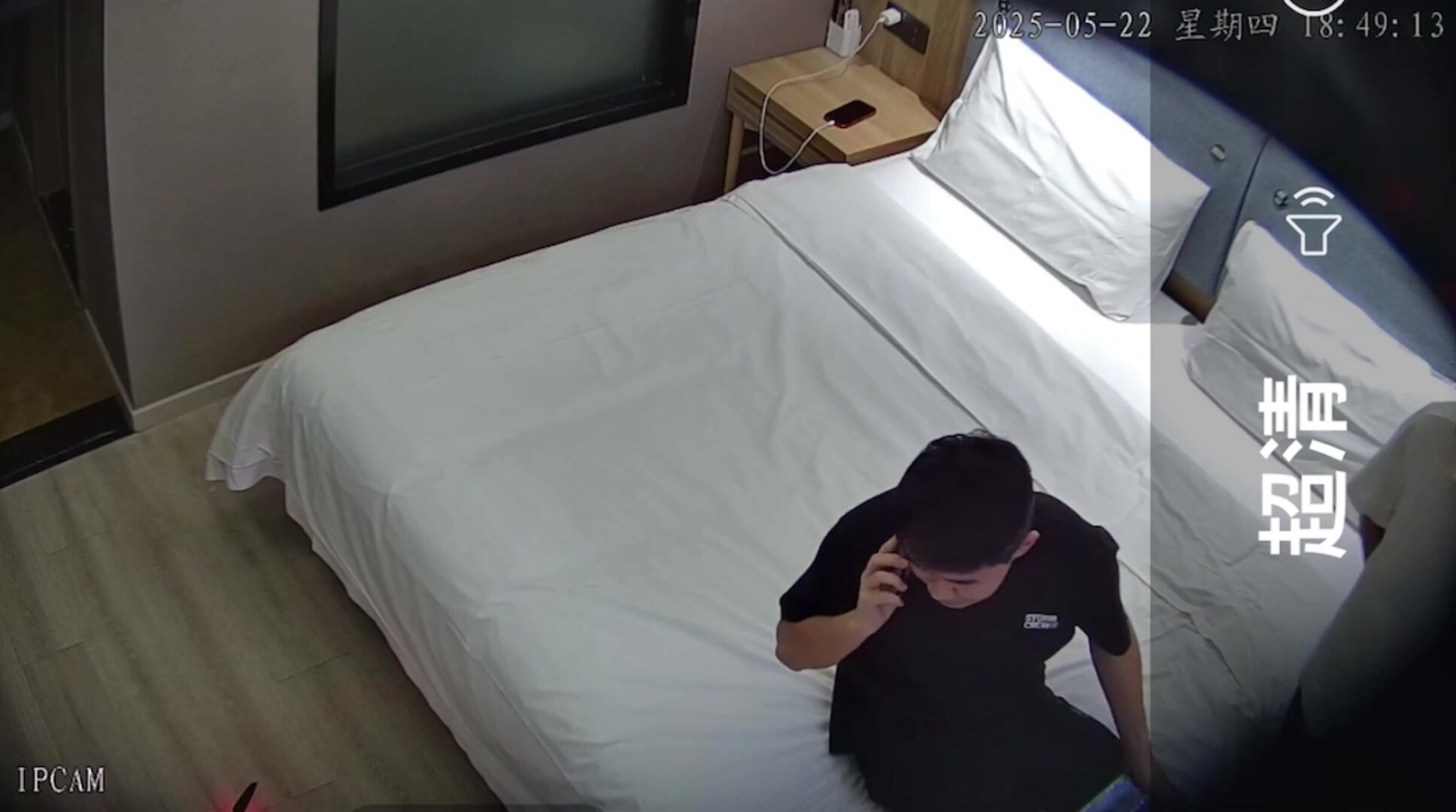 五月流出（絕版)酒店攝像頭偷拍小哥支開愛玩無人機兄弟後爆操絕美女友 (1)