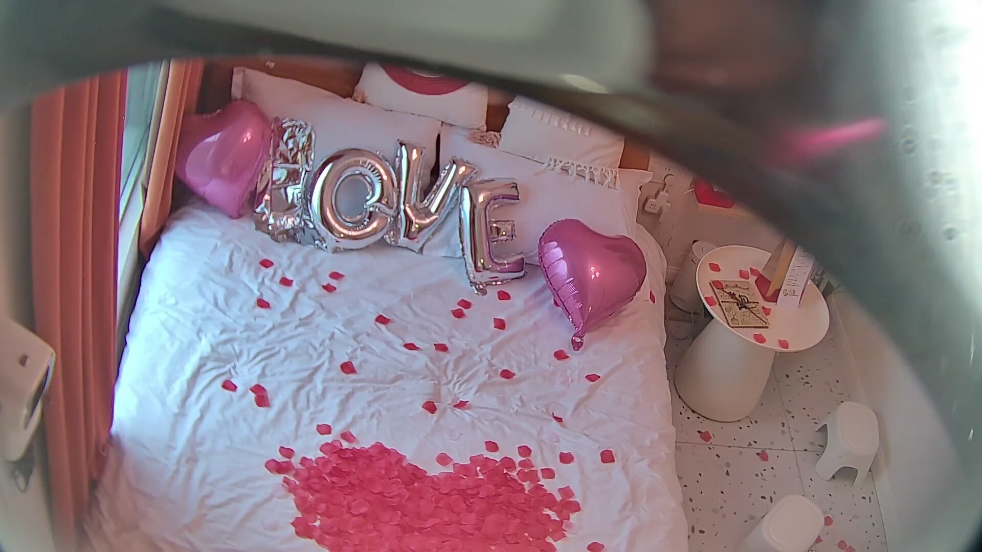 八月最新精品酒店偷拍佈置浪漫現場慶祝一週年慶祝結束 溫柔良家型小姐姐被男友狠操兩次完整版 (4)