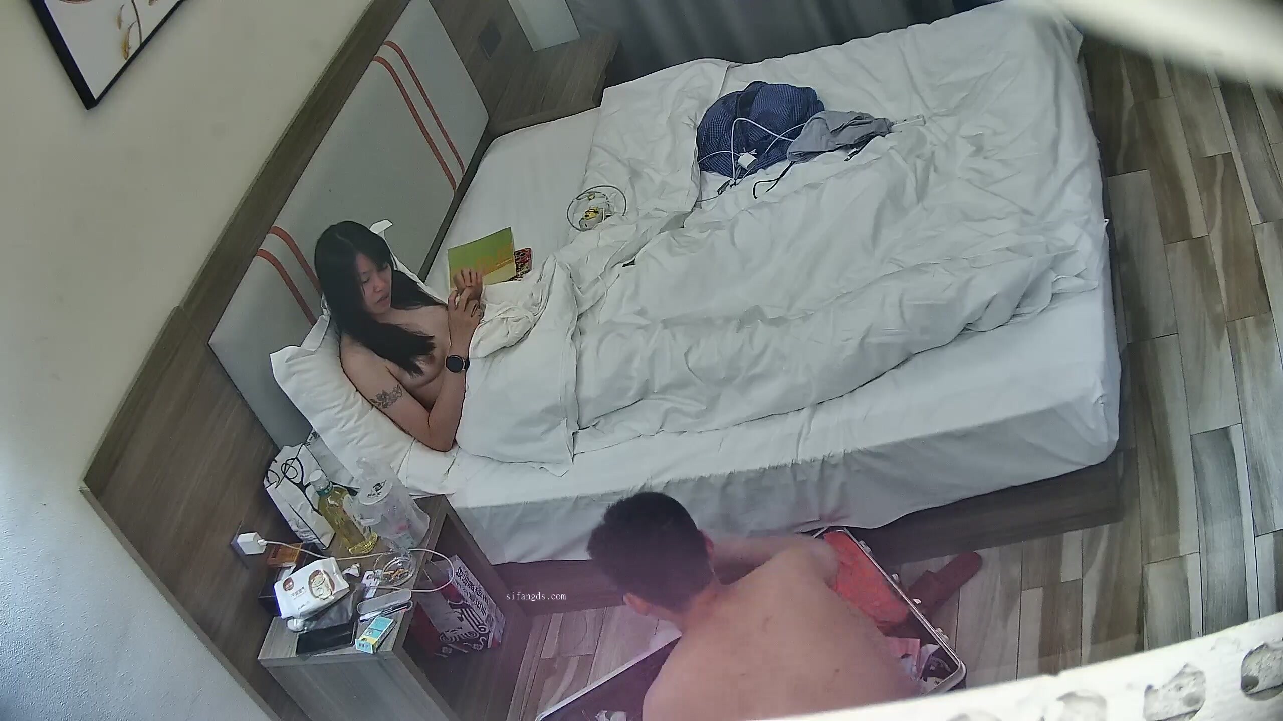 八月流出酒店偷拍精品連續幾天入住藝術院校學生情侶做愛大膽變態玩虐式性愛 (1)