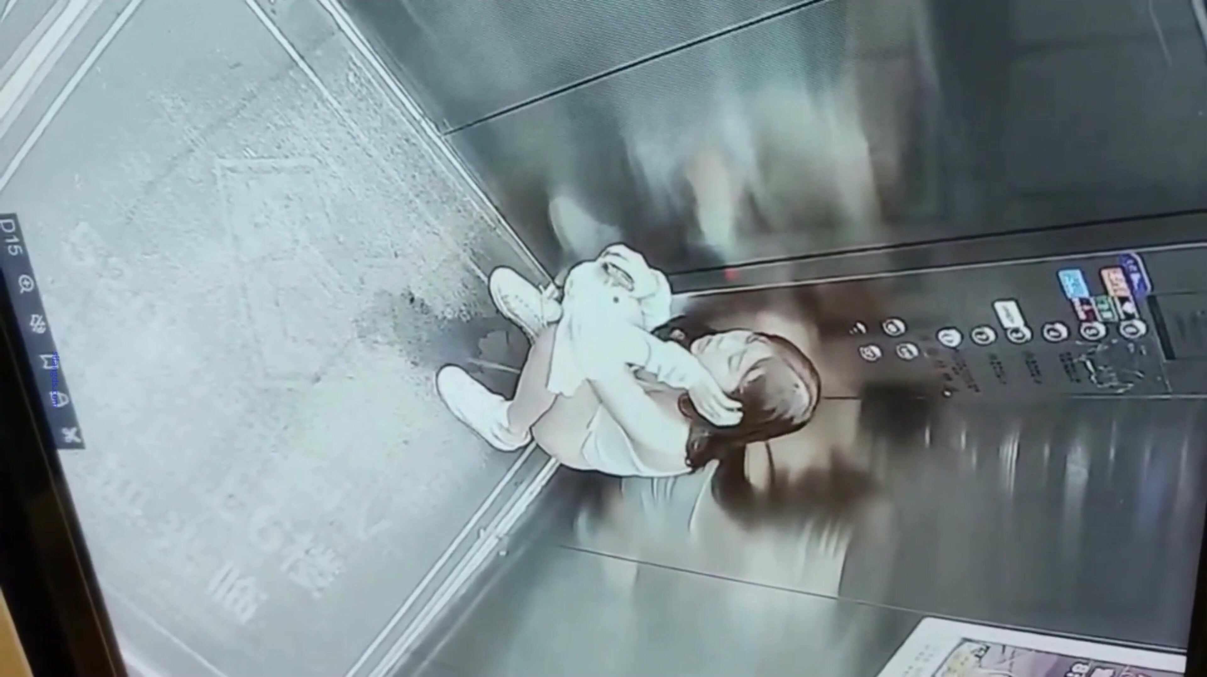 電梯監控偷拍白衣靚妹尿急直接脫下褲子在裡面尿尿貌似還想用手去擦地上的尿漬