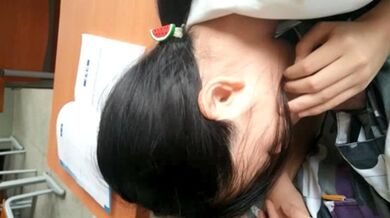 網爆江西職業技術學院學生嫩妹 你們兩個膽大妄為哦 教室露出口交 叫你讀書學口語 你倒是學得一口好交