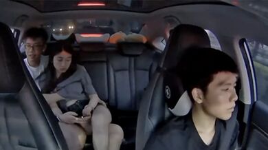 長沙網約車 情侶後座激戰親熱摸奶摳逼 影片全網瘋傳 老司機愣是一眼沒看
