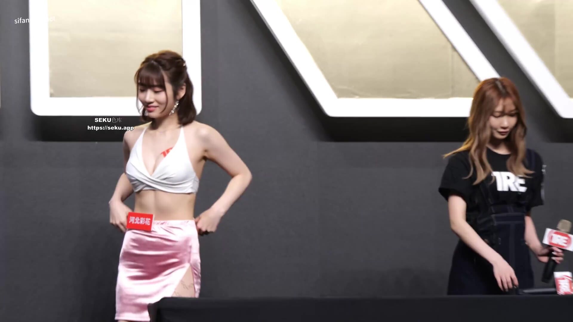 臺北成人展三上悠亞等現場 男優調教 大奶等等[某房原版]（下) (1)