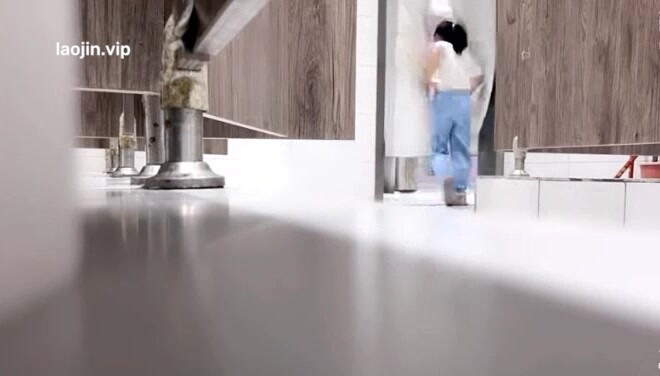 【戶外廁拍】還是女人偷拍最方便騎上小電驢，到麥當勞偷拍，廁所裡妹子絡繹不絕，精彩刺激！(2)