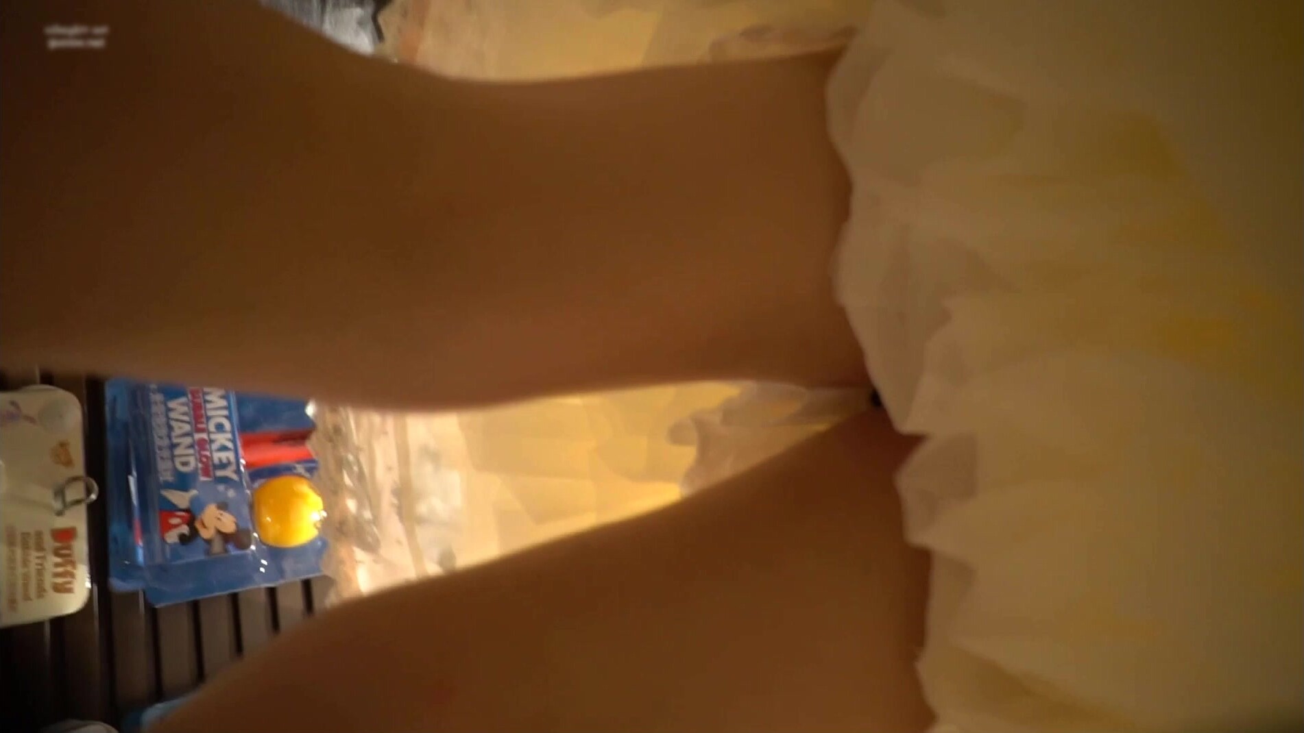 商場一路跟蹤抄底兩位洛麗塔小姐姐竟然還有一位沒穿內褲B毛又黑又長