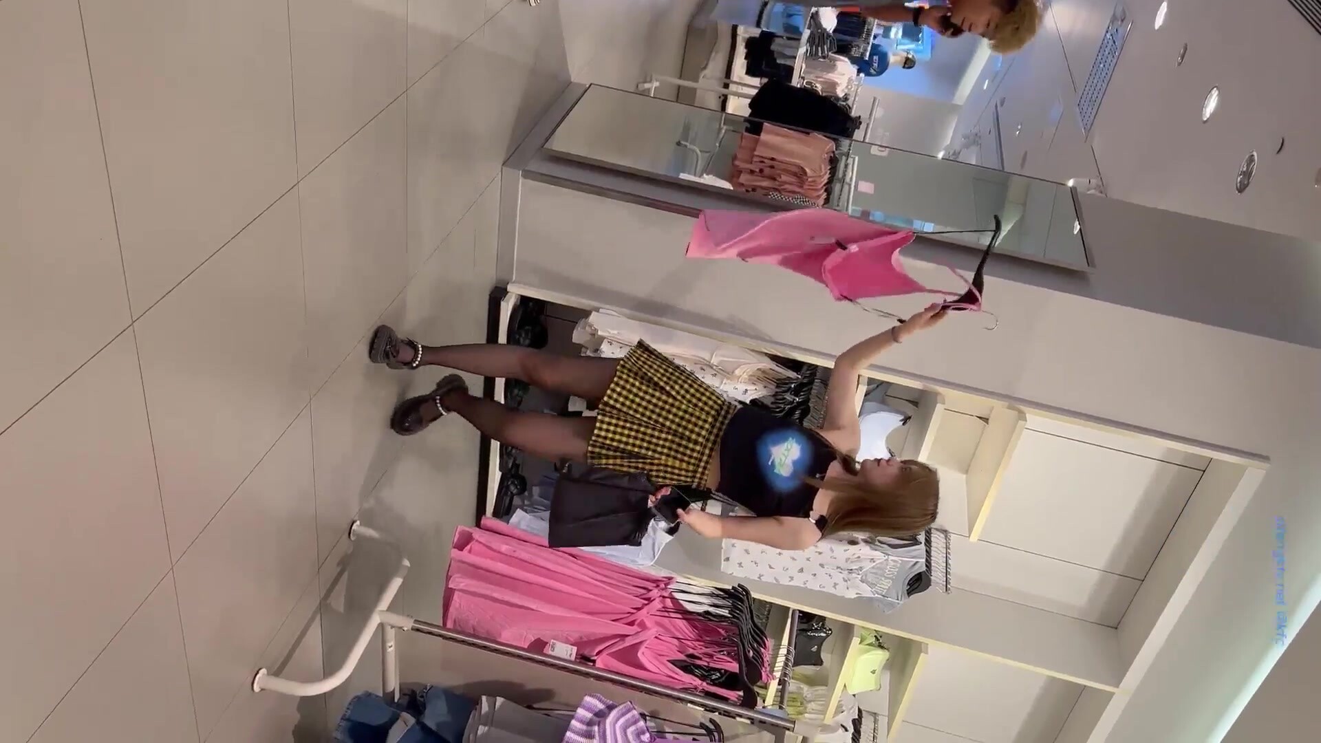 大神一路跟蹤抄底極品黑絲小姐姐裡面沒有穿內褲懟著她的屁股拍