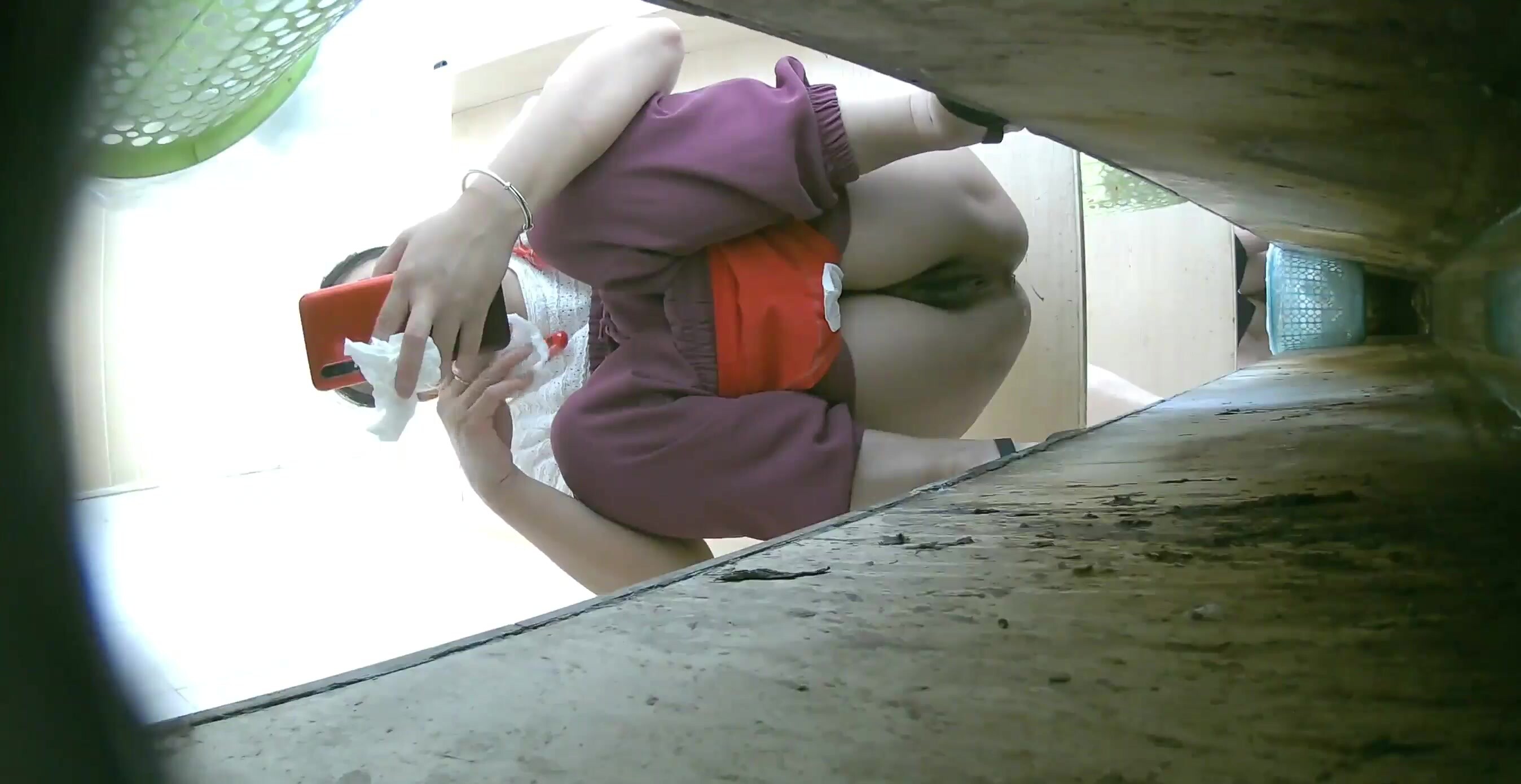 大神潛入服裝廠女廁上帝視角偷拍眾多的紡織女工還真有幾位不錯的少婦人美B黑2