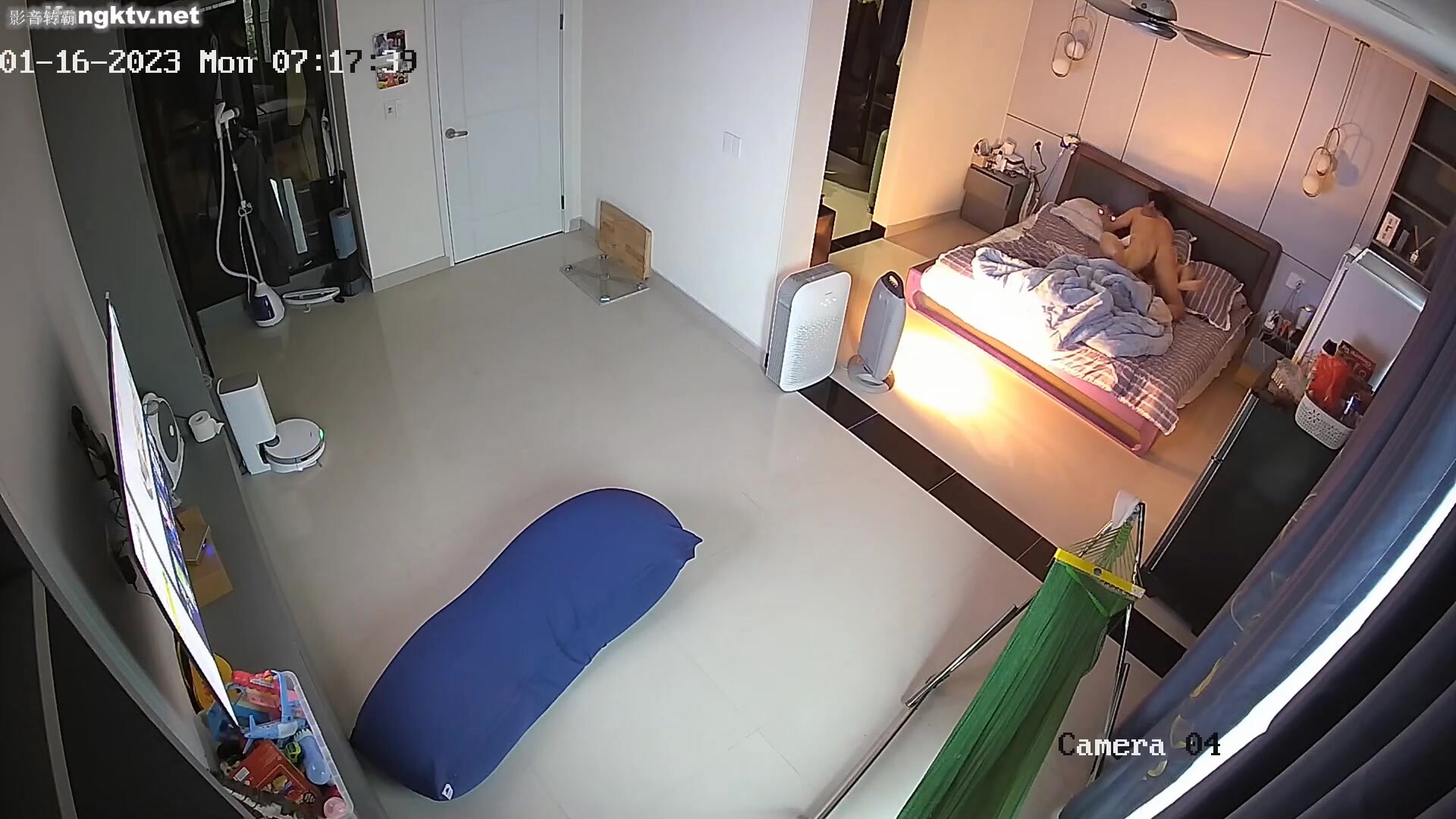 最新流出駭客破解攝像頭偷拍賢妻良母型幾下就嗷嗷叫不耐操 只能用手打飛機幫老公出火 (1)