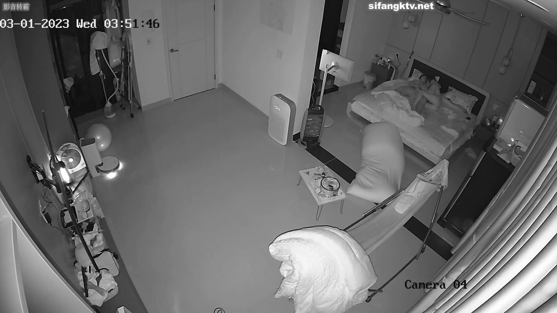 最新流出駭客破解攝像頭偷拍賢妻良母型幾下就嗷嗷叫不耐操 只能用手打飛機幫老公出火 (4)