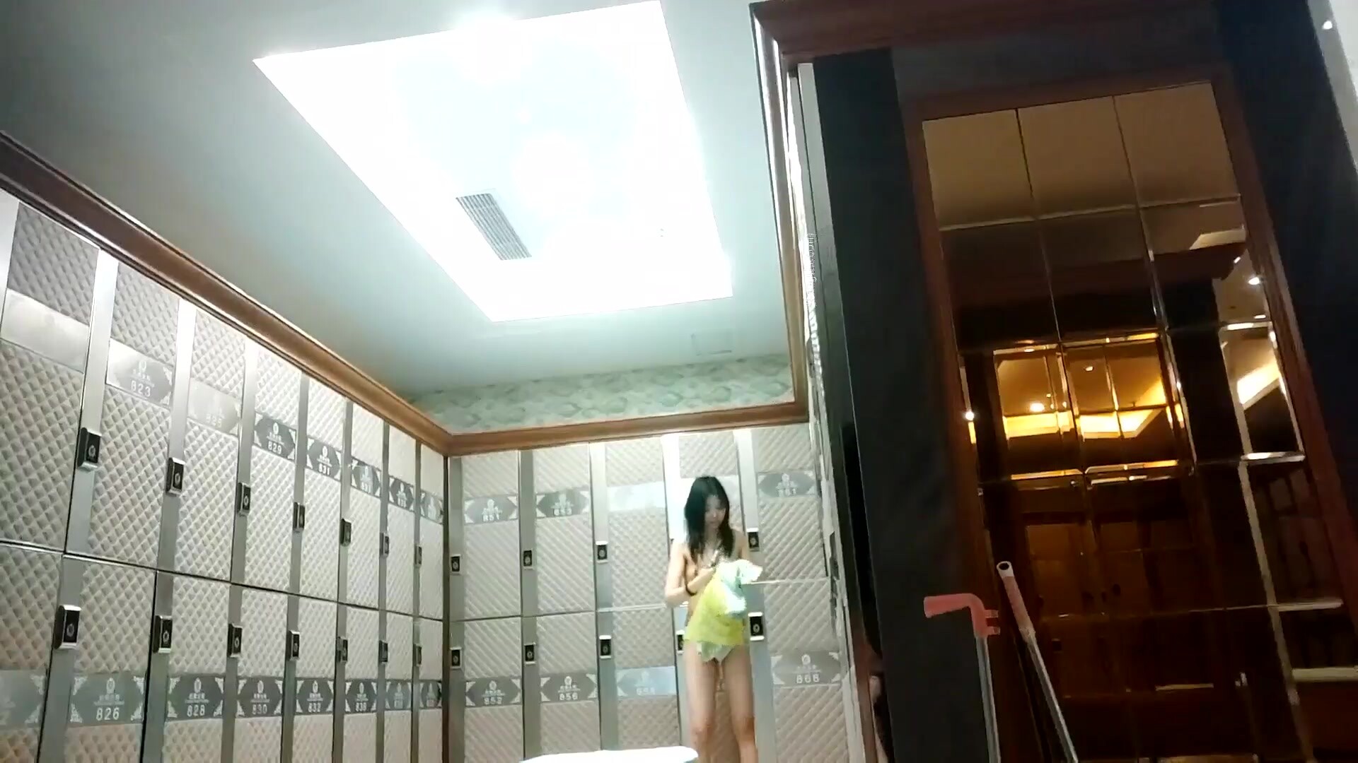 九月最新女偷拍客潛入國內某洗浴會所淋浴更衣間偷拍~大奶子學妹~爽窺