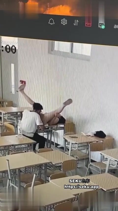 【網曝門事件】煙臺黃金職業學院大瓜流出，情侶在教室課桌上大玩性愛，先舔後幹激情四射，辣眼睛啊