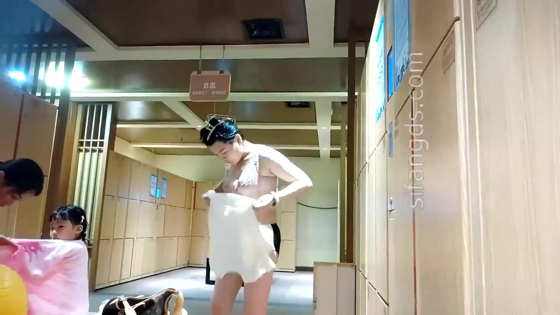 大眾浴室內部員工一路遊走偷拍眾多的美女洗澡換衣服