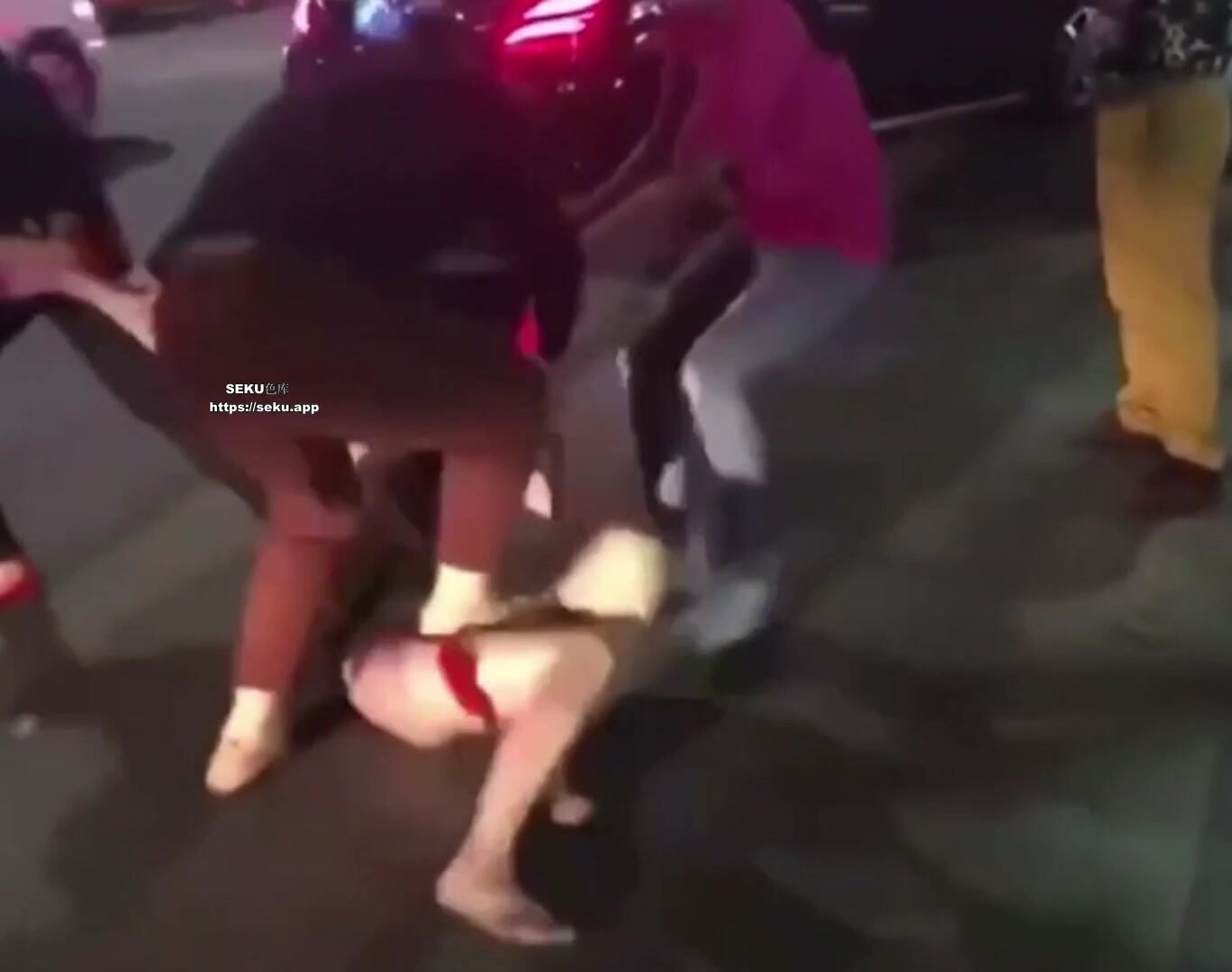 小三被當街扒衣曝打被利索拖出店門，一邊打一邊將全身衣服扒了下來，真慘！