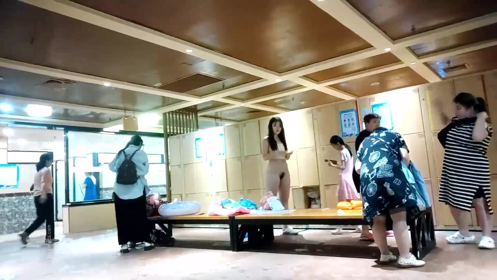 澡堂子內部員工偷拍眾多的美女少婦換衣服